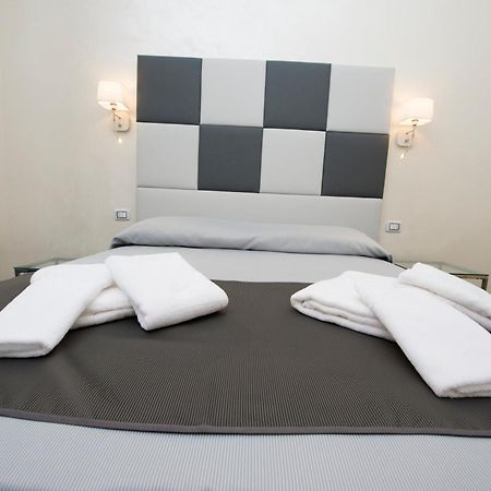 Grey&White Hotel Rom Værelse billede
